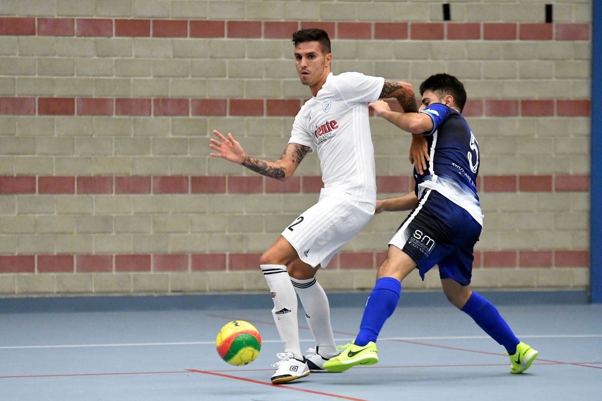 Dylan Vasconcelos (en bleu, Futsal US Esch) et Ramiro Valente (Racing FC Union Luxembourg).