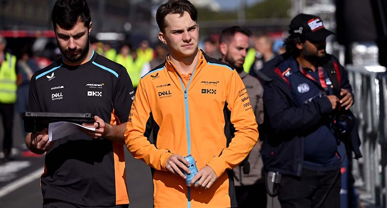 McLaren's Australian driver Oscar Piastri (C) walks through pit lane ahead of the Formula One Australian Grand Prix at the Albert Park Circuit in Melbourne on March 29, 2023. (Photo by William WEST / AFP) / --IMAGE RESTRICTED TO EDITORIAL USE - STRICTLY NO COMMERCIAL USE--