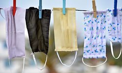 ARCHIV - 27.04.2020, Tunesien, Tunis: Mundschutze hängen zum Trocknen über einer Leine. (zu dpa «Faktencheck: Wie lange schützt eine Alltagsmaske?») Foto: Jdidi Wassim/SOPA Images via ZUMA Wire/dpa +++ dpa-Bildfunk +++