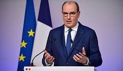 TOPSHOT - France's Prime Minister Jean Castex gives a press conference on the Covid-19 ongoing situation, in Paris, on January 20, 2022. - As the epidemic situation in France shows encouraging signs, the government presents a detailed timetable for a gradual lifting of the last restrictions. (Photo by JULIEN DE ROSA / AFP)