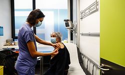 Eine ältere Frau wird am Samstag im Krankenhaus Hôtel-Dieu de Paris gegen das Corona-Virus geimpft. Bislang wurden in Frankreich nur einige hundert Personen geimpft.
