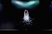 Sylvia Camarda als tanzendes Hologramm. 