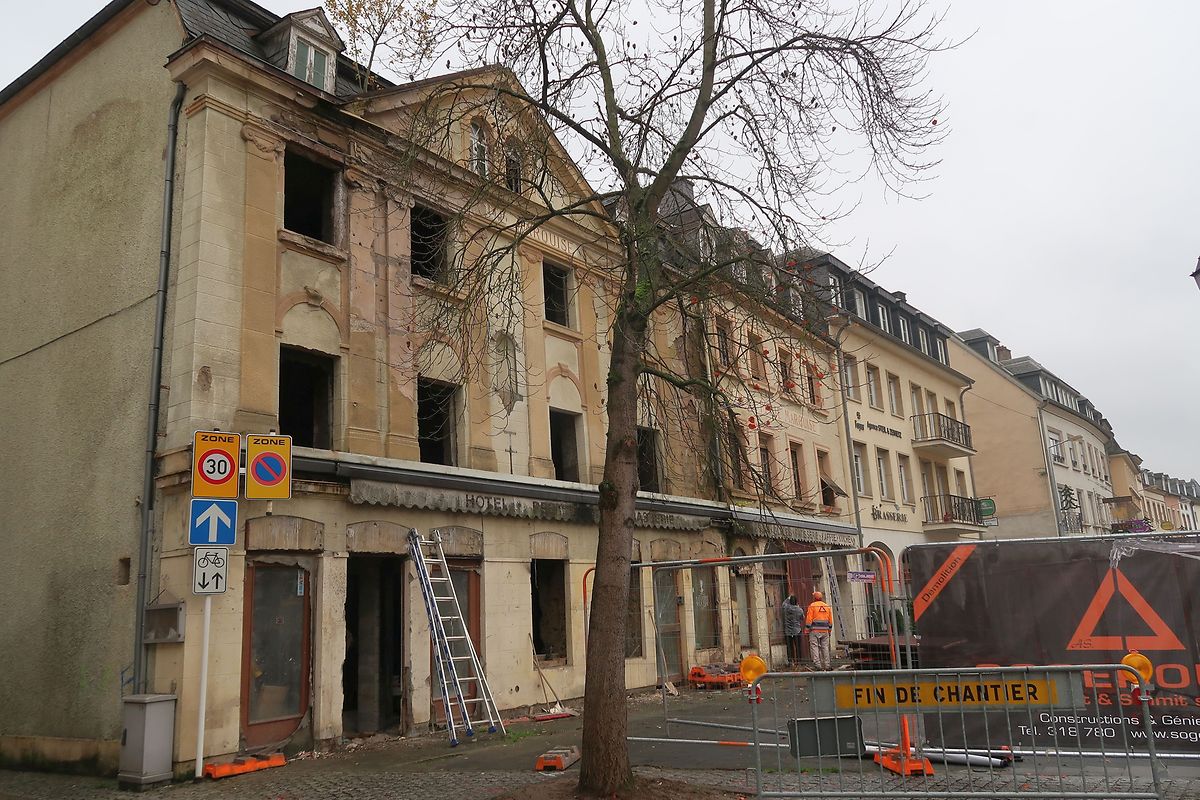 Trotz regnerischen Wetters haben Arbeiter gestern unter anderem mit der Entfernung der Absperrungen begonnen.