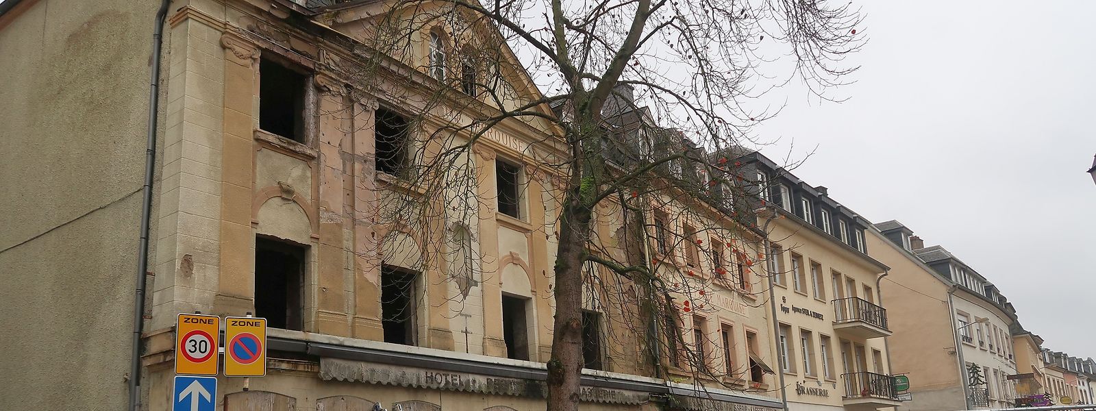 Trotz regnerischen Wetters haben Arbeiter am Dienstag unter anderem mit der Entfernung der Absperrungen begonnen.