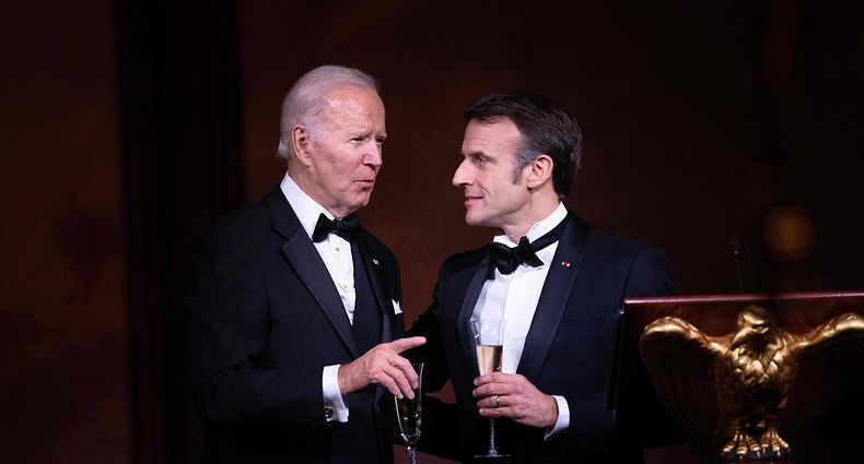 US President Joe Biden and French President Emmanuel Macron during a state dinner on the South Lawn of the White House in Washington, DC, on December 1, 2022. (Photo by Brendan Smialowski / AFP)