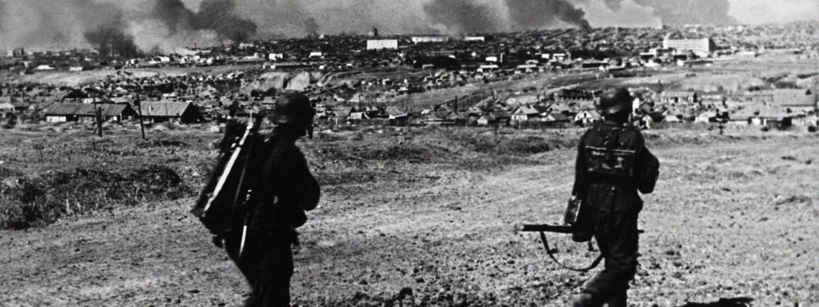 Auf diesem zwischen Juni 1942 und Februar 1943 aufgenommenen Foto sind deutsche Soldaten während der Schlacht um Stalingrad zu sehen.
