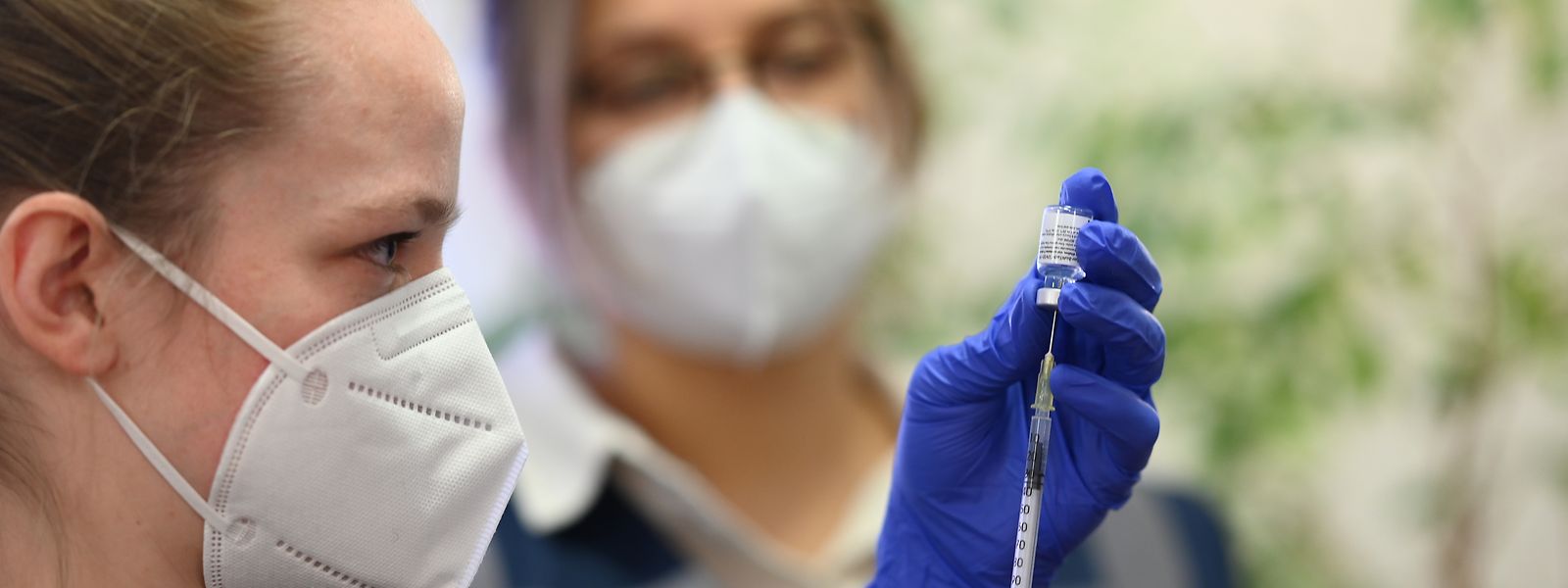 Medizinstudentin zieht den Impfstoff von Pfizer-BioNTech auf.