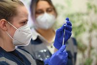 Medizinstudentin zieht den Impfstoff von Pfizer-BioNTech auf.