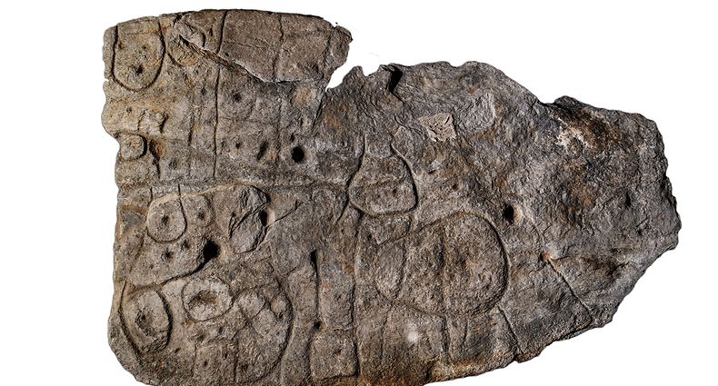 Die mehr als 3.500 Jahre alte Schiefertafel aus der Bretagne dürfte laut Forschern zu den ältesten Landkarten in Europa gehören.