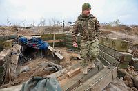 08.11.2022, Ukraine, Cherson: Ein ukrainischer Soldat begutachtet einen ehemaligen russischen Graben in der Oblast Cherson nahe der Frontlinie, während die russische Invasion in der Ukraine in ihren 258sten Tag geht. Die Kämpfe im Donbass (Donezk und Luhansk), in Cherson und Charkiw dauern an, und Kiew hat kürzlich einen Evakuierungsplan angekündigt, nachdem Angriffe auf die Energieinfrastruktur die Strom- und Wasserversorgung beeinträchtigt haben. Foto: Daniel Ceng Shou-Yi/ZUMA Press Wire/dpa +++ dpa-Bildfunk +++