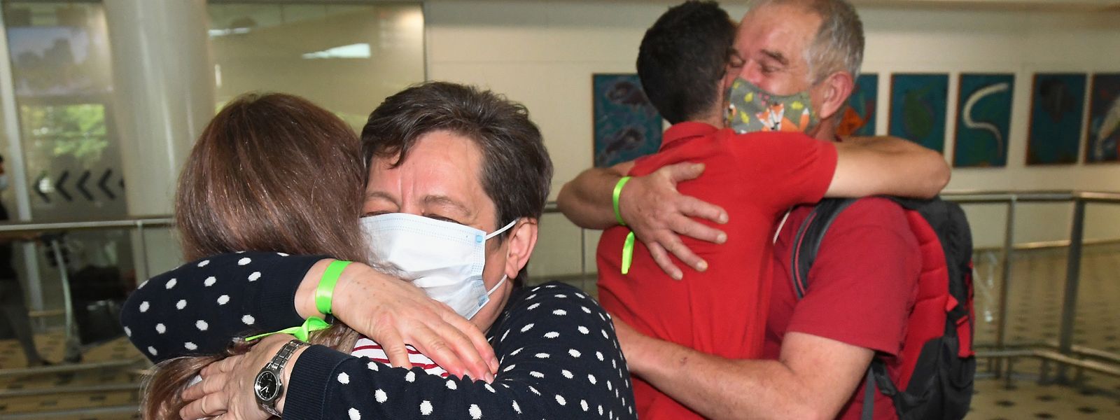 Famílias e amigos emocionados após voltarem a ver-se três anos depois, no Brisbane International Airport, esta segunda-feira, 21 de fevereiro.