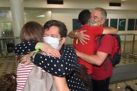 Famílias e amigos emocionados após voltarem a ver-se três anos depois, no Brisbane International Airport, esta segunda-feira, 21 de fevereiro.