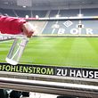 06.03.2020, Nordrhein-Westfalen, Mönchengladbach: Einen Handlauf im Stadion von Borussia Mönchengladbach desinfiziert eine Reinigungskraft. Wegen des Corona-Virus ergreift der Verein besondere Maßnahmen für die Fußballfans, damit diese sich sicher fühlen. Foto: Roland Weihrauch/dpa +++ dpa-Bildfunk +++