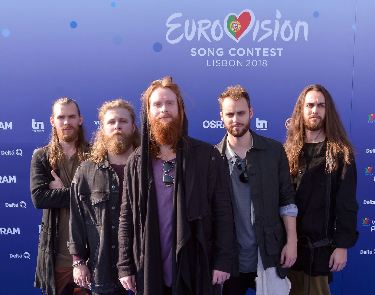 06.05.2018, Portugal, Lissabon: Jonas Flodager Rasmussen, Sänger der dänsichen Band "Rasmussen" kommt mit seinen Bandmitgliedern zum Eurovision Song Contest (ESC). Dänemark segelt beim Eurovision Song Contest auf der derzeit allerorts angesagten Wikinger-Welle. Mit Rasmussen schickt das Land einen Sänger ins Rennen, der mit seinen roten Haaren,&nbsp;dem langen Bart und seinen schwarzen Outfits so wirkt, als habe&nbsp;er selbst eine Zeitreise aus dem nordischen Mittelalter angetreten. (zu dpa "Rasmussen der Wikinger»: Dänemark beim ESC im Historien-Hype" vom 09.05.2018) Foto: Persona Stars/Persona Stars via ZUMA Press/dpa +++ dpa-Bildfunk +++