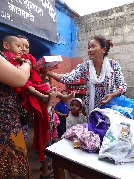 Indira Ranamagar verteilt Kinderkleider und Nahrungsergänzungsmittel an Mütter im Frauengefängnis in Kathmandu.