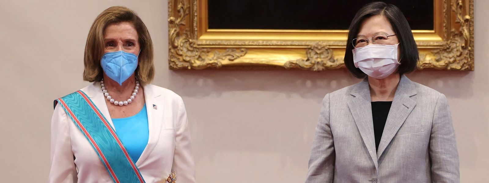 Zwei Frauen bieten China die Stirn: Speakerin Nancy Pelosi (l.), ausgezeichnet mit dem „Orden der glückverheißenden Wolken“, und Taiwans Präsidentin Tsai Ing-wen.