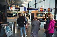 (FILES) This file photo taken on July 28, 2022 shows Russian tourists having their passport checked at the Nuijamaa border crossing, Finland. - Finland will limit Russian tourist visas to 10 percent of current volumes as of September 1 due to rising discontent over Russian tourism amid the war in Ukraine, the Finnish government said Tuesday, August 16, 2022. (Photo by Alessandro RAMPAZZO / AFP)