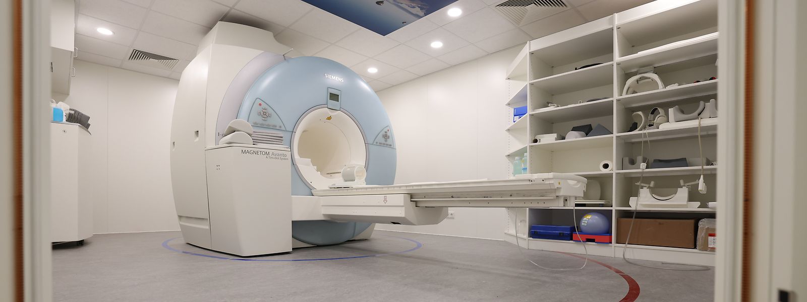 Au centre du débat, le service de radiologie avec IRM au Potaschbierg. Le patient a tout à gagner dans un système de santé qui offre de façon adéquate une médecine de proximité extrahospitalière, soulignent les auteurs.  