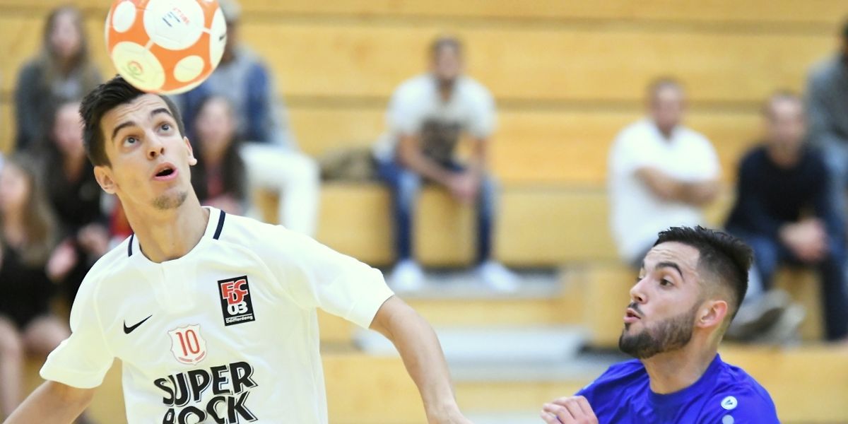 Ruben Oliveira contrôle le cuir devant André Teves. Differdange a remporté le premier match au sommet de la saison face au Sparta Dudelange.