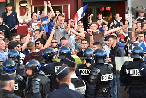 Fußball-EM: Steinwürfe auf Polizei in Lille