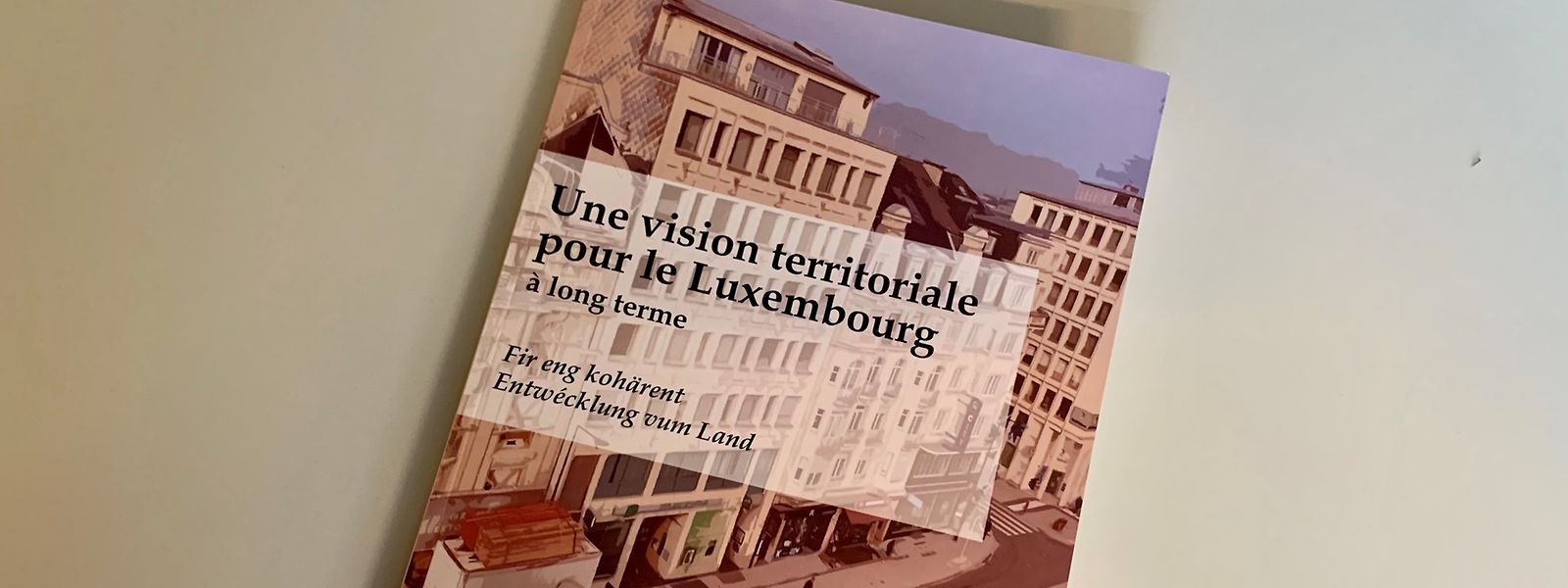 La présente étude propose de répondre à certaines questions comme: combien d’habitants, d’emplois et de frontaliers le Luxembourg pourrait-il compter en 2050 dans un scénario de développement «au fil de l’eau»?