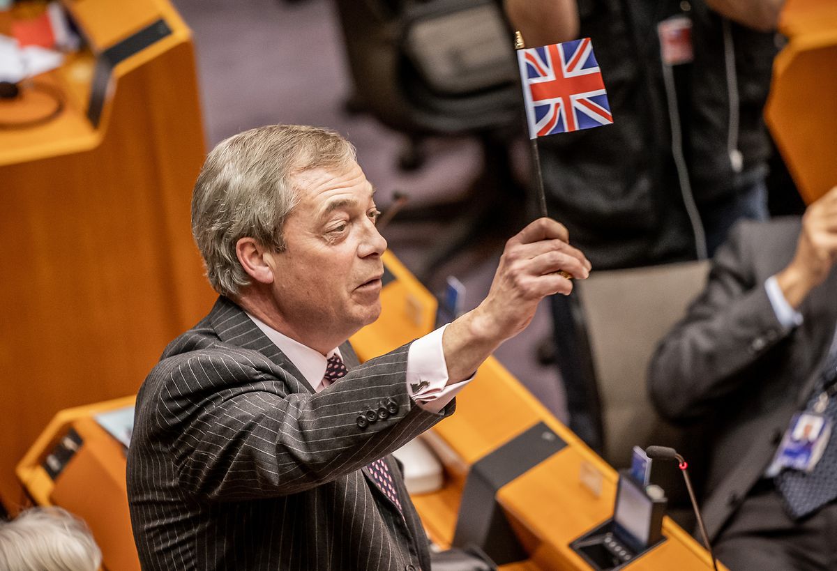 Nigel Farage (Brexit Partei), winkt bei seiner Rede im Plenum mit einer kleinen Großbritannien-Fahne. 