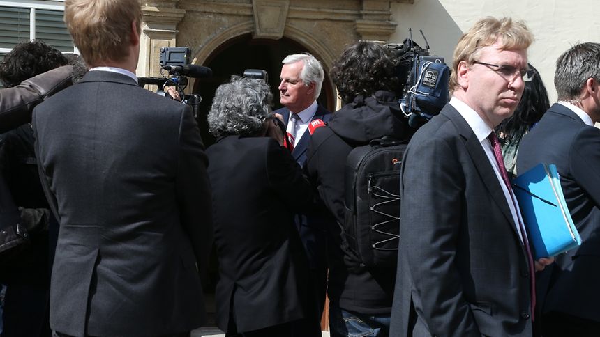 Michel Barnier au cours d'un point presse improvisé mardi midi devant l'Hôtel de Bourgogne.