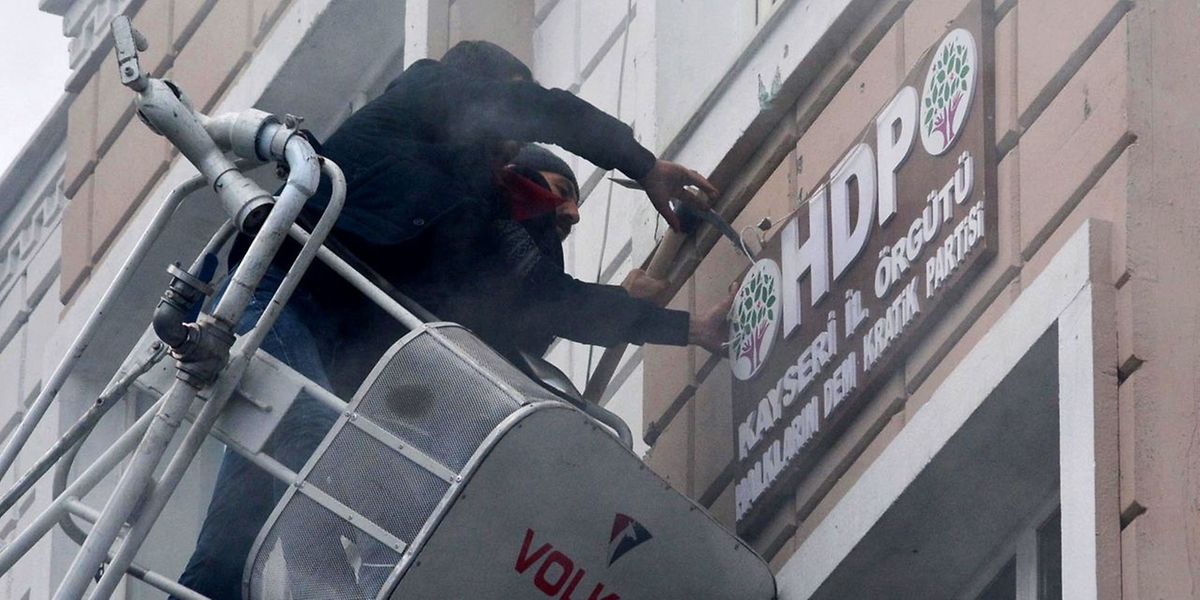 Angreifer versuchten das Logo der HDP gewaltsam zu entfernen.