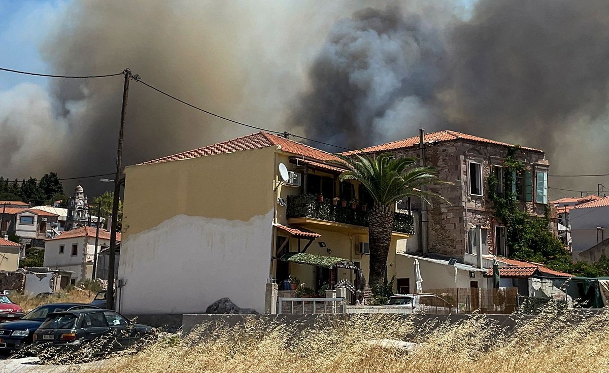 In Vrisa auf Lesbos drohten die Flammen, Häuser zu erfassen.