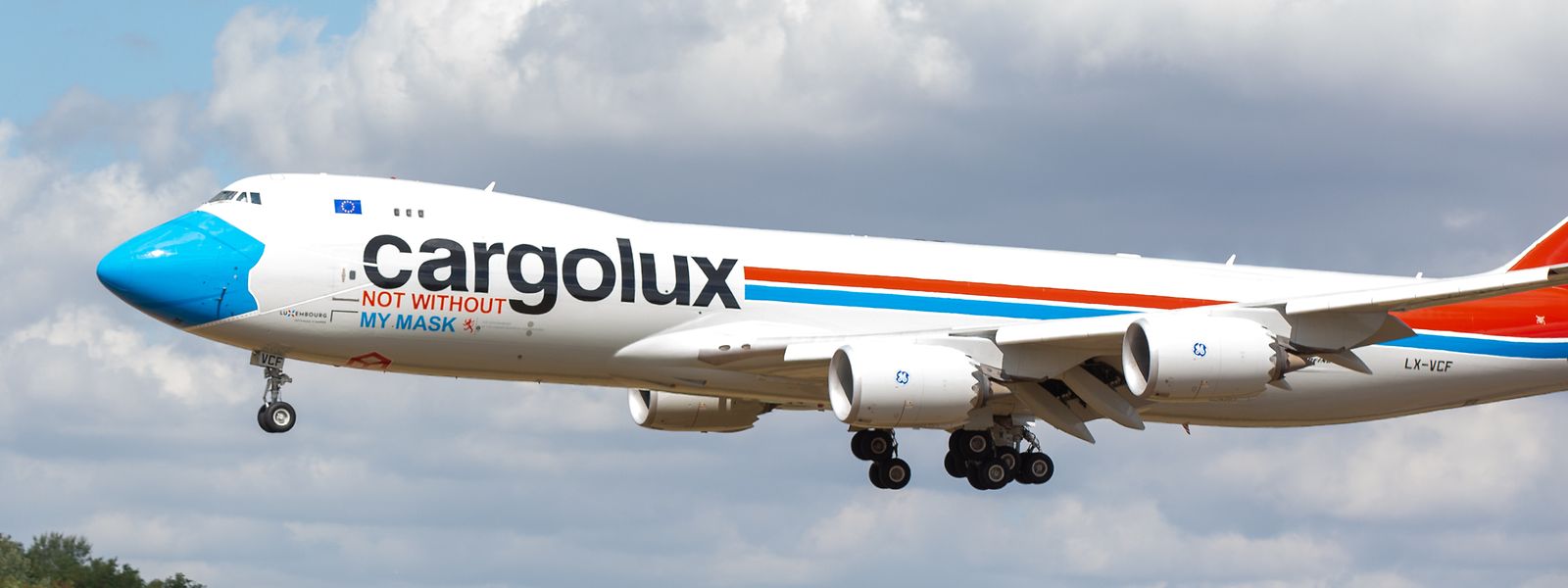 Image insolite. Un des Boeing 747-8 de Cargolux porte désormais un masque de protection qui lui donne un nez tout bleu.