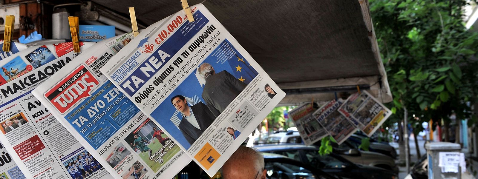 Auch in den griechischen Tageszeitungen ist die Frist das Thema schlechthin.