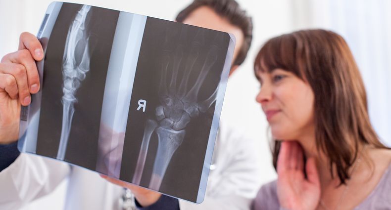 ILLUSTRATION - Zum Themendienst-Bericht vom 4. November 2019: Beratung von oberster Stelle: Wer gesetzlich versichert ist und sich vom Chefarzt behandeln lassen möchte, muss das meist aus eigener Tasche zahlen. Foto: Christin Klose/dpa-tmn - Honorarfrei nur für Bezieher des dpa-Themendienstes +++ dpa-Themendienst +++