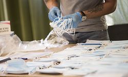 Lokales, Corona-Virus Covid19,  Maskenverteilung im grossen Sitzungssaal der Gemeinde Esch Alzette, Foto: Guy Wolff/Luxemburger Wort