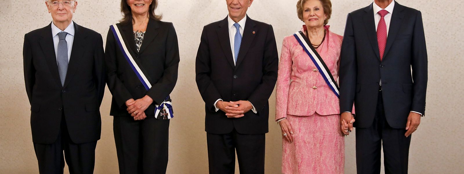 O Presidente da República, Marcelo Rebelo de Sousa (C) ladeado pelo ex-Presidente Cavaco Silva (D) e pelo antigo Presidente Jorge Sampaio (E) após agraciar as antigas primeiras damas Maria José Ritta (2E) e Maria Cavaco Silva (2D), numa cerimónia realizada no Palácio de Belém, em lisboa, 9 de março de 2017. JOÃO RELVAS/LUSA