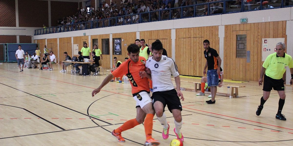 Carlos Soares (de branco) conduz mais um ataque da ALSS