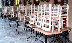 14.03.2020, Griechenland, Athen: Die Stühle sind in einem Restaurant, das ab heute für 15 Tage geschlossen ist, in der Altstadt Plaka hochgestellt. Foto: Hauke-Christian Dittrich/dpa +++ dpa-Bildfunk +++
