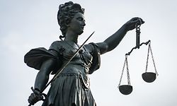09.11.2018, Hessen, Frankfurt/Main: Die Statue der Justitia steht auf dem Gerechtigkeitsbrunnen am Römerberg. Foto: Frank Rumpenhorst/dpa | Verwendung weltweit