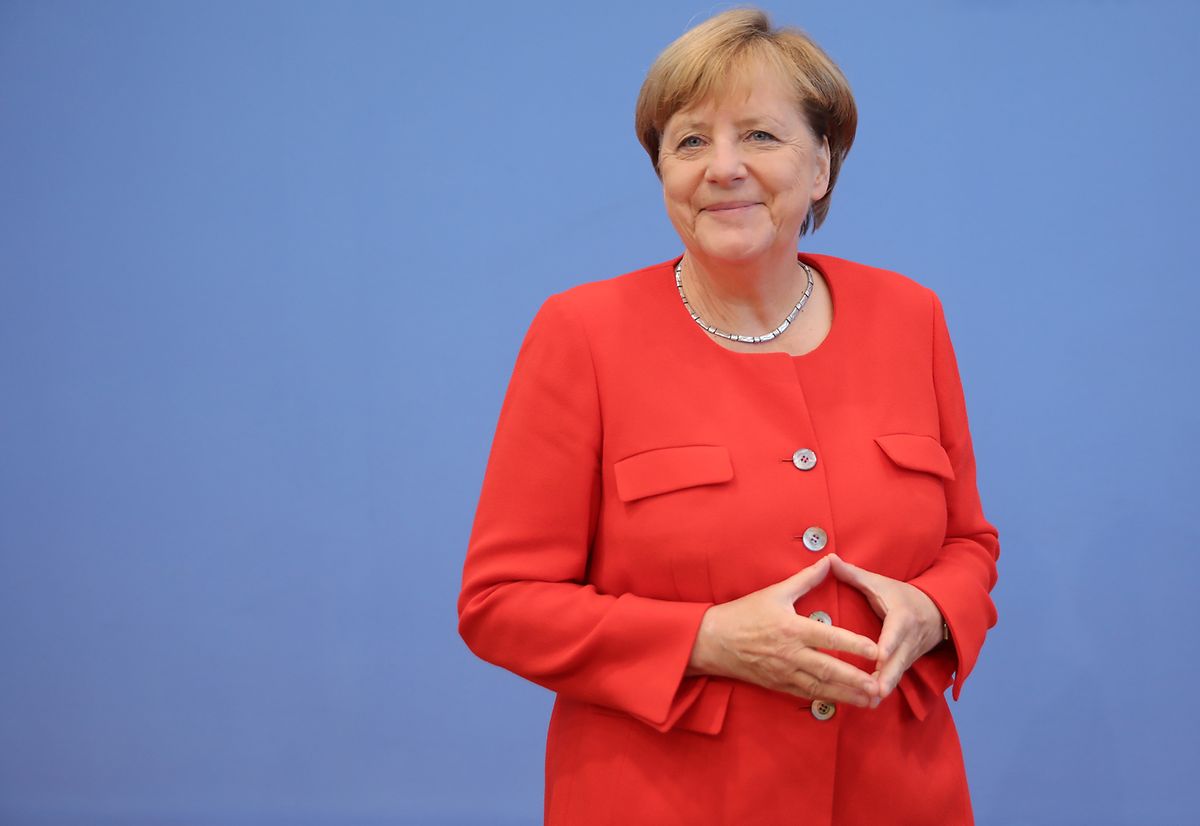  Wie man sie kennt: Angela Merkel mit der berühmten Merkel-Raute.