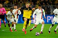 Dortmund's Norwegian forward Erling Braut Haaland (C) vies for the ball with Paris Saint-Germain's Brazilian defender Thiago Silva (2nd R) during the UEFA Champions League Last 16, first-leg football match BVB Borussia Dortmund v Paris Saint-Germain (PSG) in Dortmund, western Germany, on February 18, 2020. (Photo by Ina Fassbender / AFP)