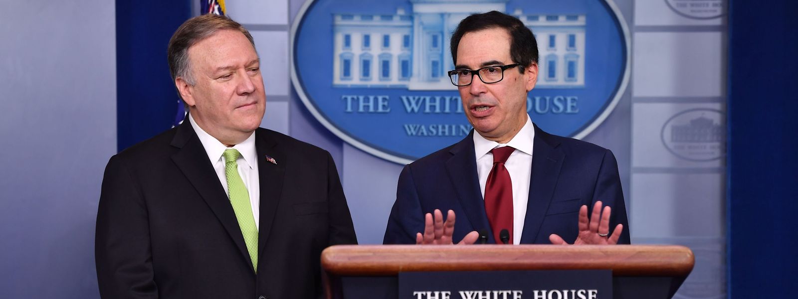 US-Außenminister Mike Pompeo (l.) und Finanzminister Steven Mnuchin bei einer Pressekonferenz am Freitag in Washington.