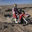 Honda's Portuguese biker Helder Rodrigues competes during the 2015 Dakar Rally stage 6 between Antofogasta and Iquique, Chile, on January 9, 2015.   AFP PHOTO / FRANCK FIFE
