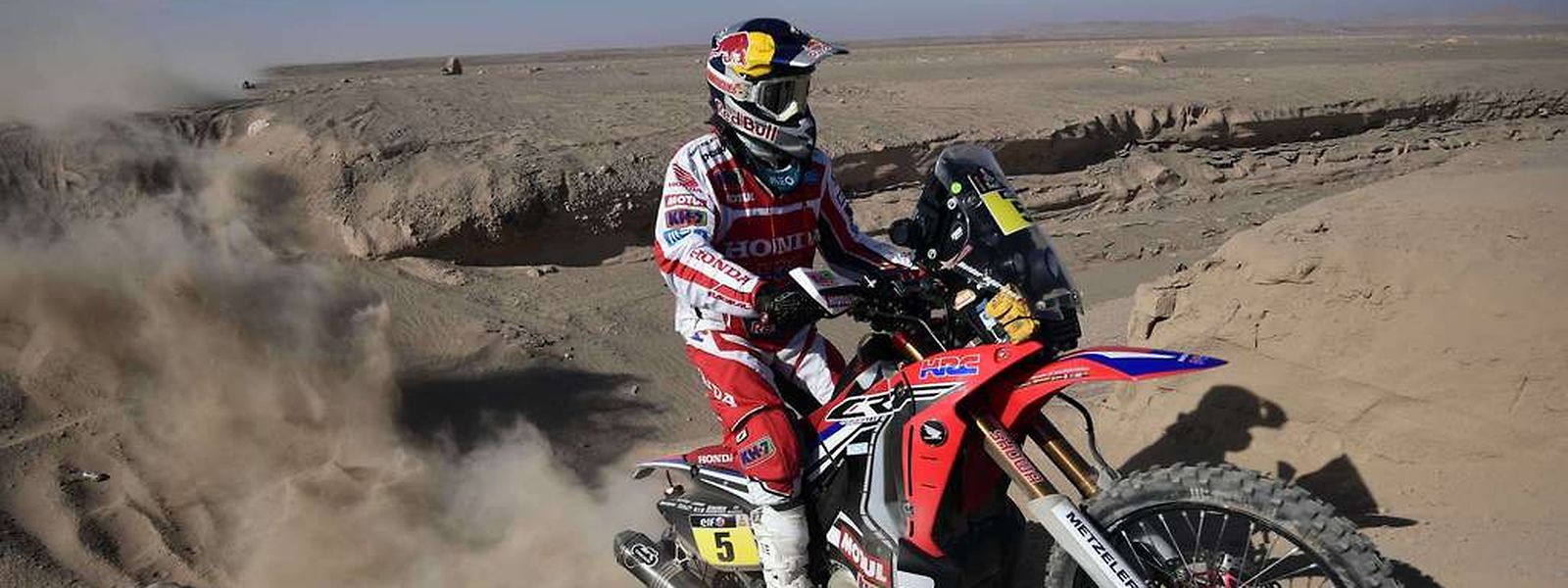 Honda's Portuguese biker Helder Rodrigues competes during the 2015 Dakar Rally stage 6 between Antofogasta and Iquique, Chile, on January 9, 2015.   AFP PHOTO / FRANCK FIFE