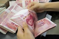 ARCHIV - 18.07.2018, China, Nanton: Eine Bankangestellte zählt ein Bündel Geldscheine. (zu dpa "Handelsstreit eskaliert weiter - China wertet Yuan stark ab") Foto: Xu Jingbo/SIPA Asia via ZUMA Wire/dpa +++ dpa-Bildfunk +++