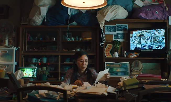 Evelyn Wang, a recent immigrant to the US, is portrayed fantastically by Michelle Yeoh