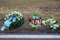 Ein Kranz, Blumen und Kerzen lagen im Februar an einem Tatort nahe Kusel in der Pfalz.