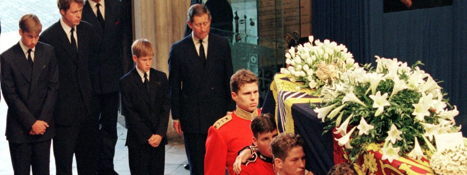 Prinz William (l-r), Dianas Bruder Charles Spencer, Prinz Harry und Prinz Charles stehen hinter dem Sarg von Prinzessin Diana auf dem Weg zur Trauerfeier in der Londoner Westminster Abtei.