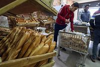 Trabalhadores numa padaria na capital líbia, em Tripoli. Os preços do trigo estão a atingir níveis recorde devido à guerra, pondo em causa a segurança alimentar de milhões de pessoas nos países mais pobres.
