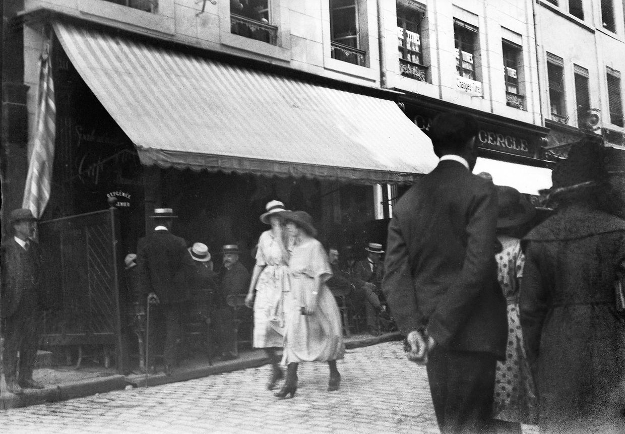 Promenade en ville sur la place d'Armes en 1920 