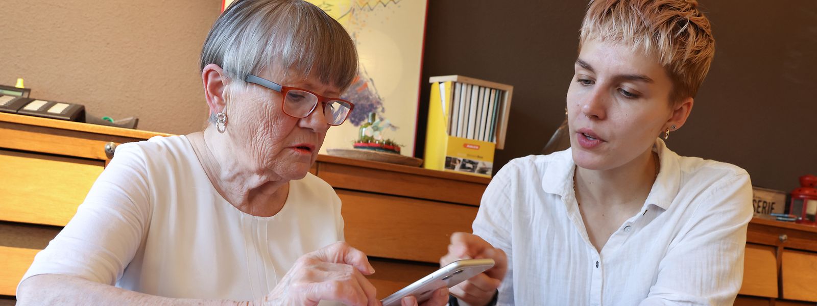 Den Anschluss im Alter nicht verlieren: Als Co-Gründerin der Asbl GoldenMe berät Mara Kroth regelmäßig Seniorinnen und Senioren im Umgang mit ihrem Smartphone, Tablet oder Laptop.  