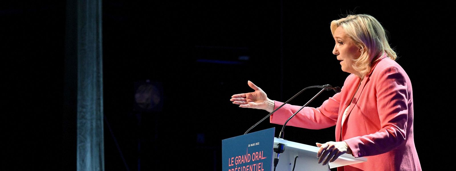 La populiste de droite française Marine Le Pen montre son côté sensible dans la campagne électorale.